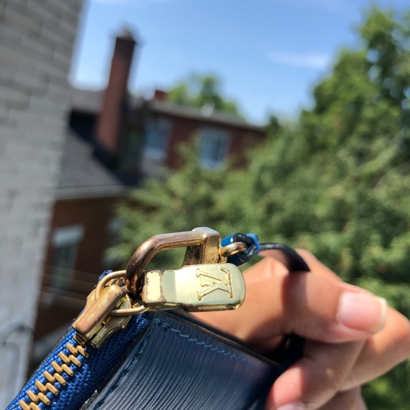 Authentic Louis Vuitton épi pouch - Picture 4 of 8